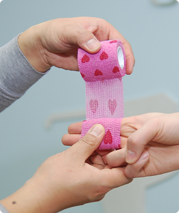 Flexible selbstklebende Bandage